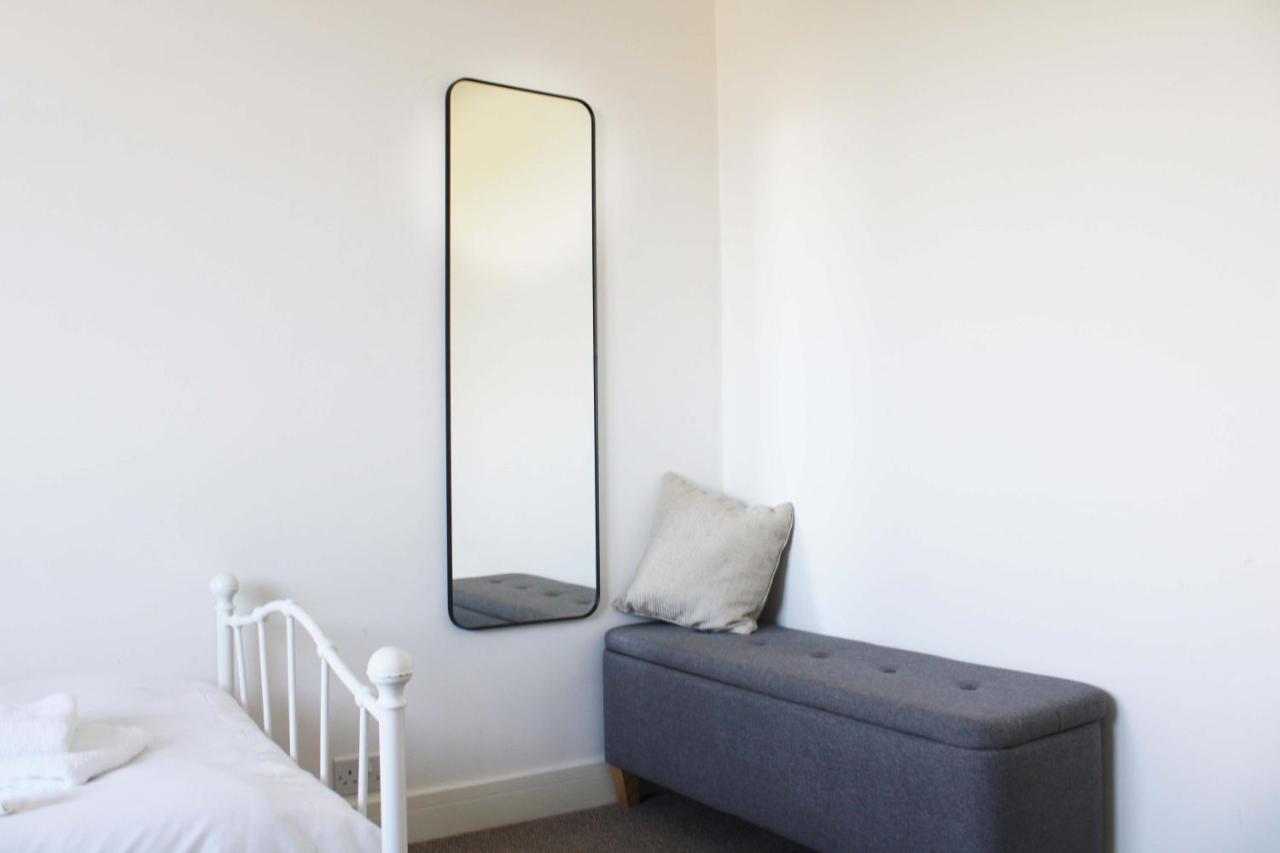 - Private House With Garden & Parking 05 *
